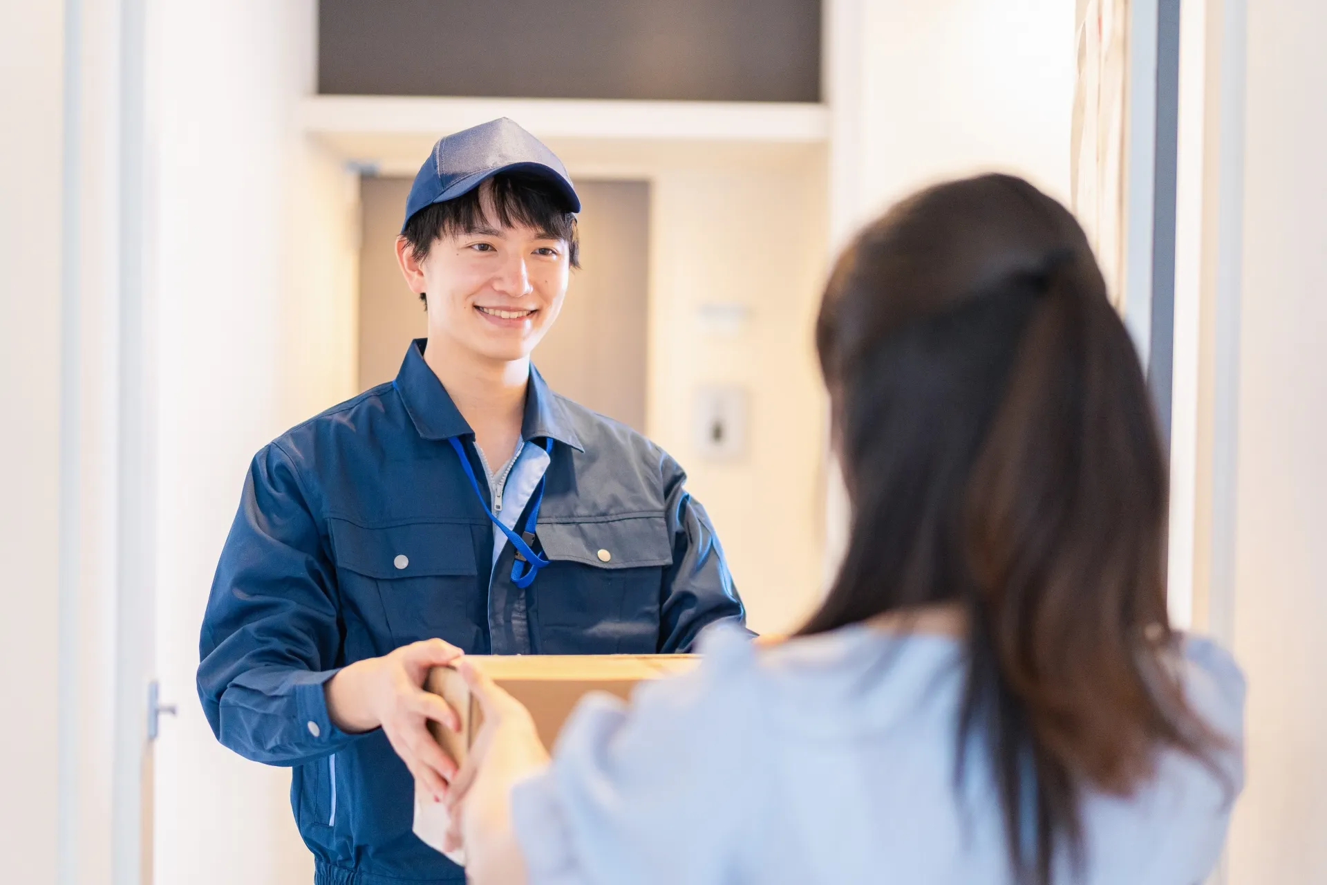 宅配サービスを提供する配達員