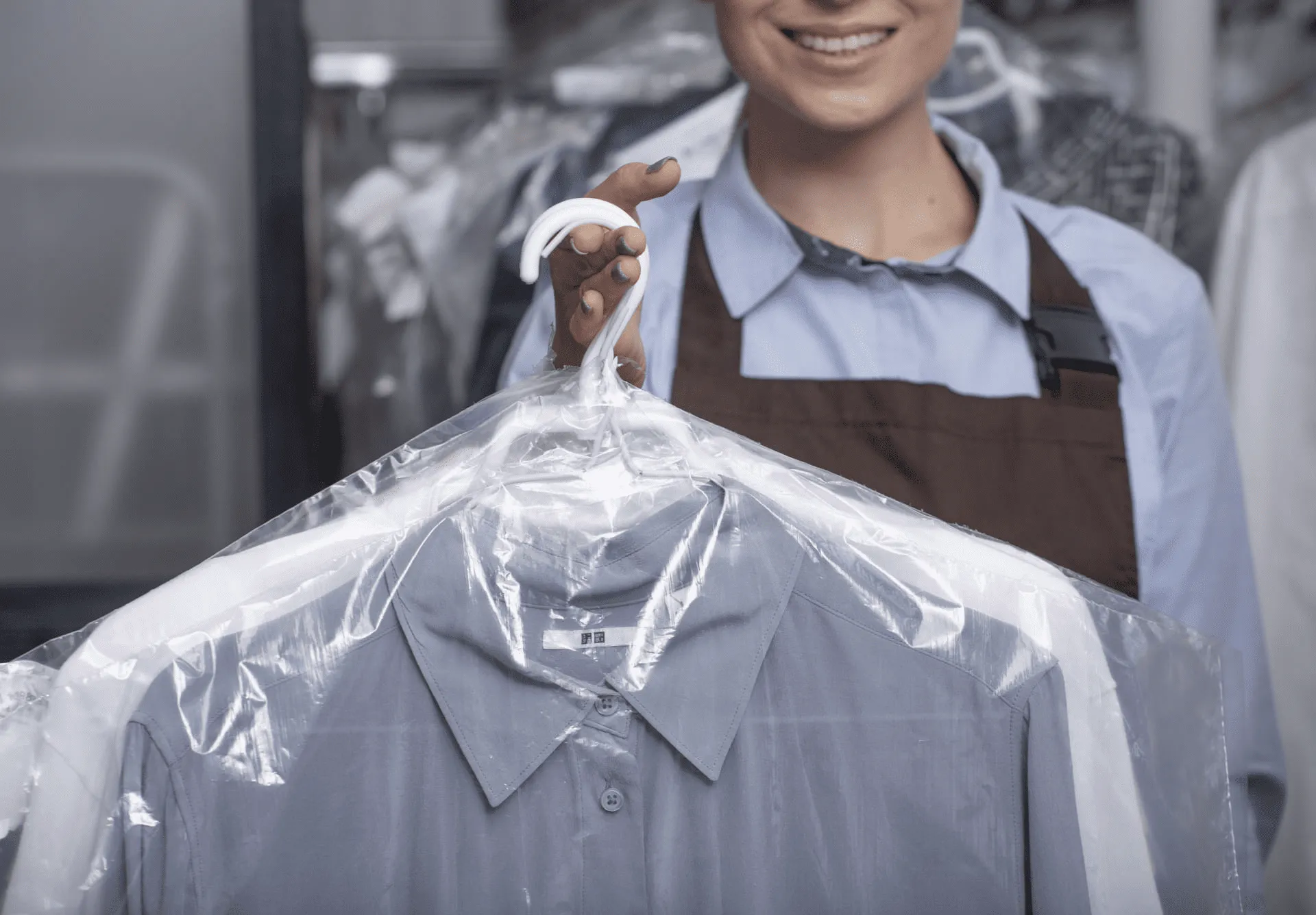 クリーニング店で洋服を渡してる様子